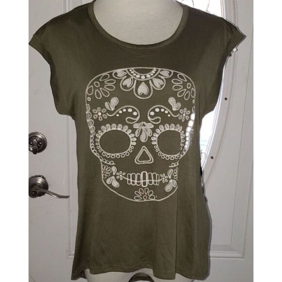NWOT~Trendy Almost Famous Olive Green Skull Cut Out Top Sz Large - Picture 1 of 4